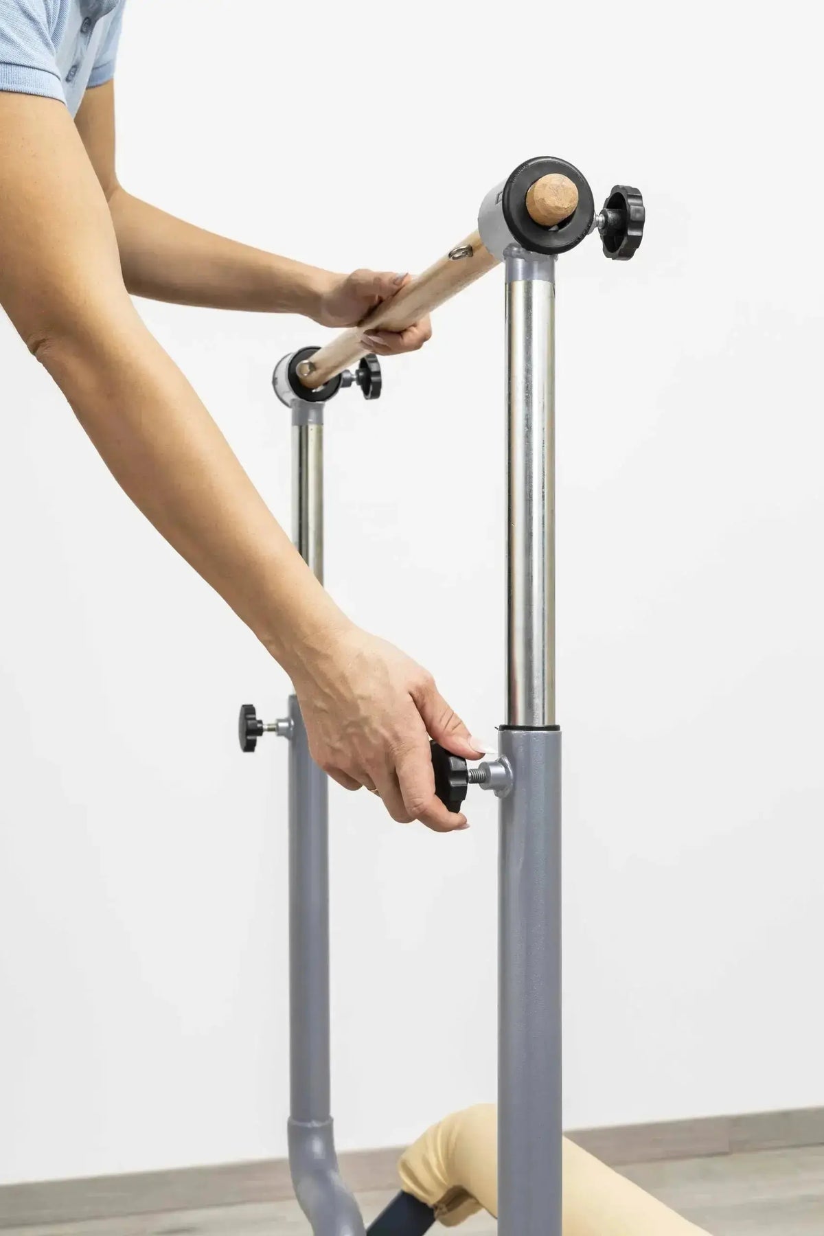 Hegren Stability Bar für den TALMA 62, Detail: Hände verstellen die Höhe der Stange