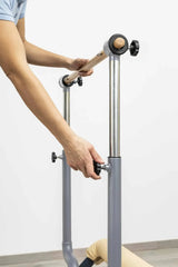Hegren Stability Bar für den TALMA 62, Detail: Hände verstellen die Höhe der Stange