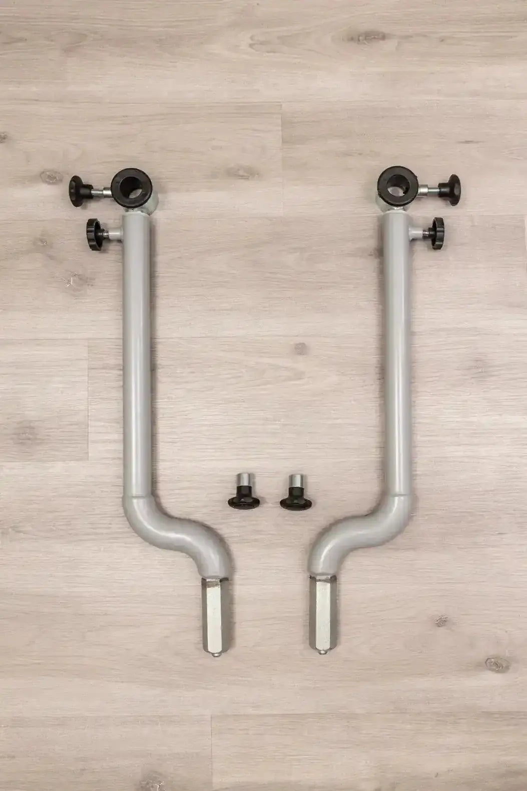 Hegren Stability Bar für den TALMA 62, zwei Stangenteile mit Klemmschrauben auf Holzboden