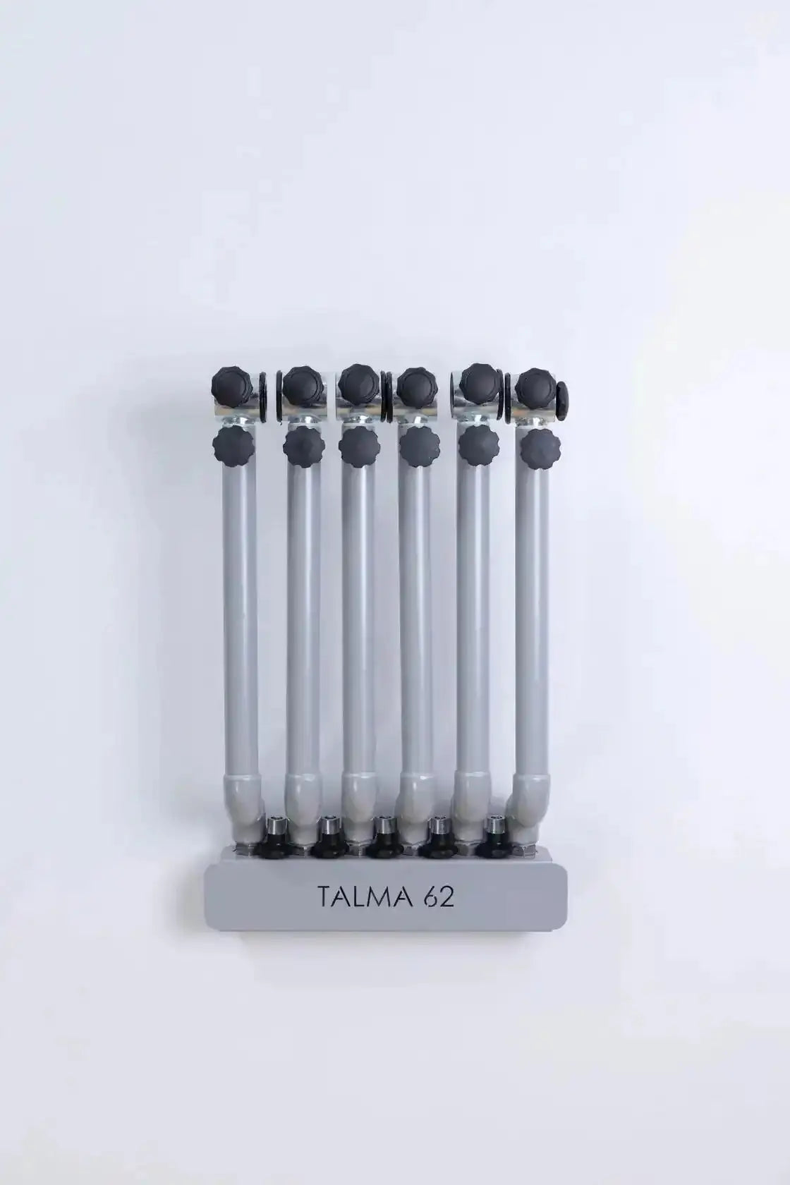 Hegren Stability Bar für den TALMA 62, Stangen in der Wandhalterung mit TALMA-62-Schriftzug