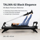 Hegren TALMA 62 Black Elegance Reformer mit Frau beim Beinzug und Maßen 245 × 60 × 42 cm