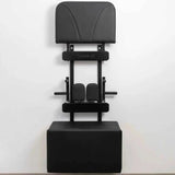 Hegren TALMA 62 Zubehör-Wandhalter aus Stahl in Schwarz an der Wand, beladen mit Rückenpolster und Box