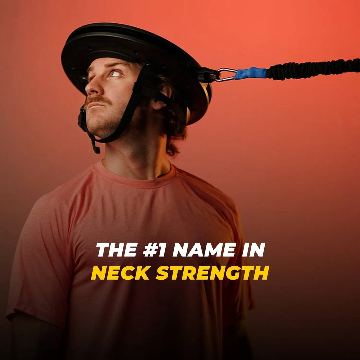 Iron Neck 3.0 Pro Nackentrainer auf dem Kopf eines Athleten mit Zugband vor orangem Hintergrund