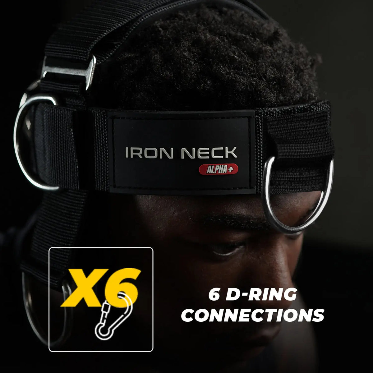Iron Neck Alpha Harness Plus Nackengeschirr, Nahaufnahme am Kopf mit Logo-Riemen und D-Ringen