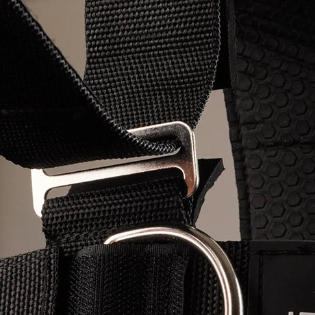 Iron Neck Alpha Harness Plus Nackengeschirr, Detail der Metallschnalle am Riemen