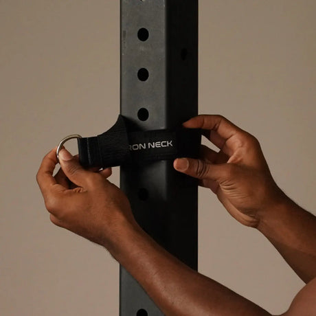 Iron Neck EZ Cinch Anker Bandbefestigung, Hände legen die Schlaufe um den Pfosten eines Racks