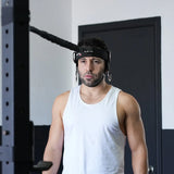 Iron Neck Harness Kit Heavy Zubehör-Set: Mann trägt das Kopfgeschirr, Band am Rack befestigt, Blick in die Kamera