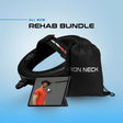 Iron Neck Prehab Bundle Nackentrainer-Set mit Tasche und Tablet auf blauem Hintergrund