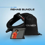 Iron Neck Prehab Bundle Nackentrainer-Set mit Tasche und Tablet auf blauem Hintergrund