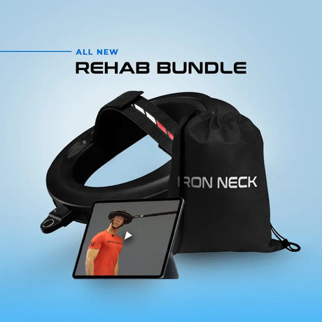 Iron Neck Prehab Bundle Nackentrainer-Set mit Tasche und Tablet auf blauem Hintergrund