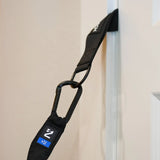 Iron Neck Safe Lock Türanker oben in einer Tür eingeklemmt, Karabiner mit Widerstandsband hängt herab