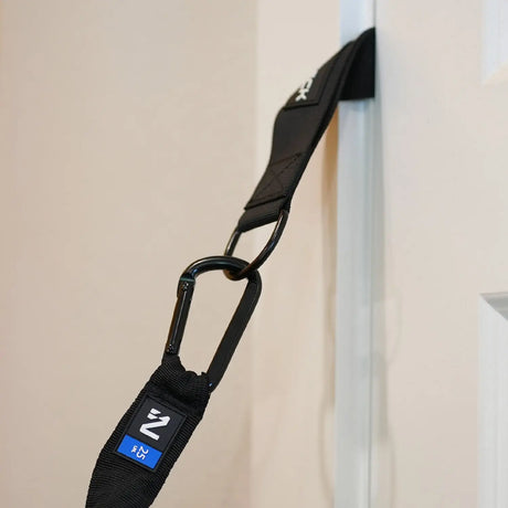 Iron Neck Safe Lock Türanker oben in einer Tür eingeklemmt, Karabiner mit Widerstandsband hängt herab