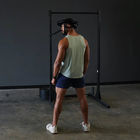 Rückansicht: Sportler trainiert mit dem Iron Neck Strength Kit Band-Set an einem Rack im Home-Gym