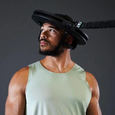 Nahaufnahme eines Sportlers mit Nackentrainer und Band aus dem Iron Neck Strength Kit Band-Set