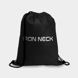 Iron Neck Tragetasche mit Kordelzug in Schwarz mit grauem Logo-Schriftzug, Frontansicht auf hellem Hintergrund