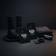 Kraftathlet Recovery Guide E-Book auf Tablet und Smartphone, dunkle Szene mit Recovery-Boots und Zubehör