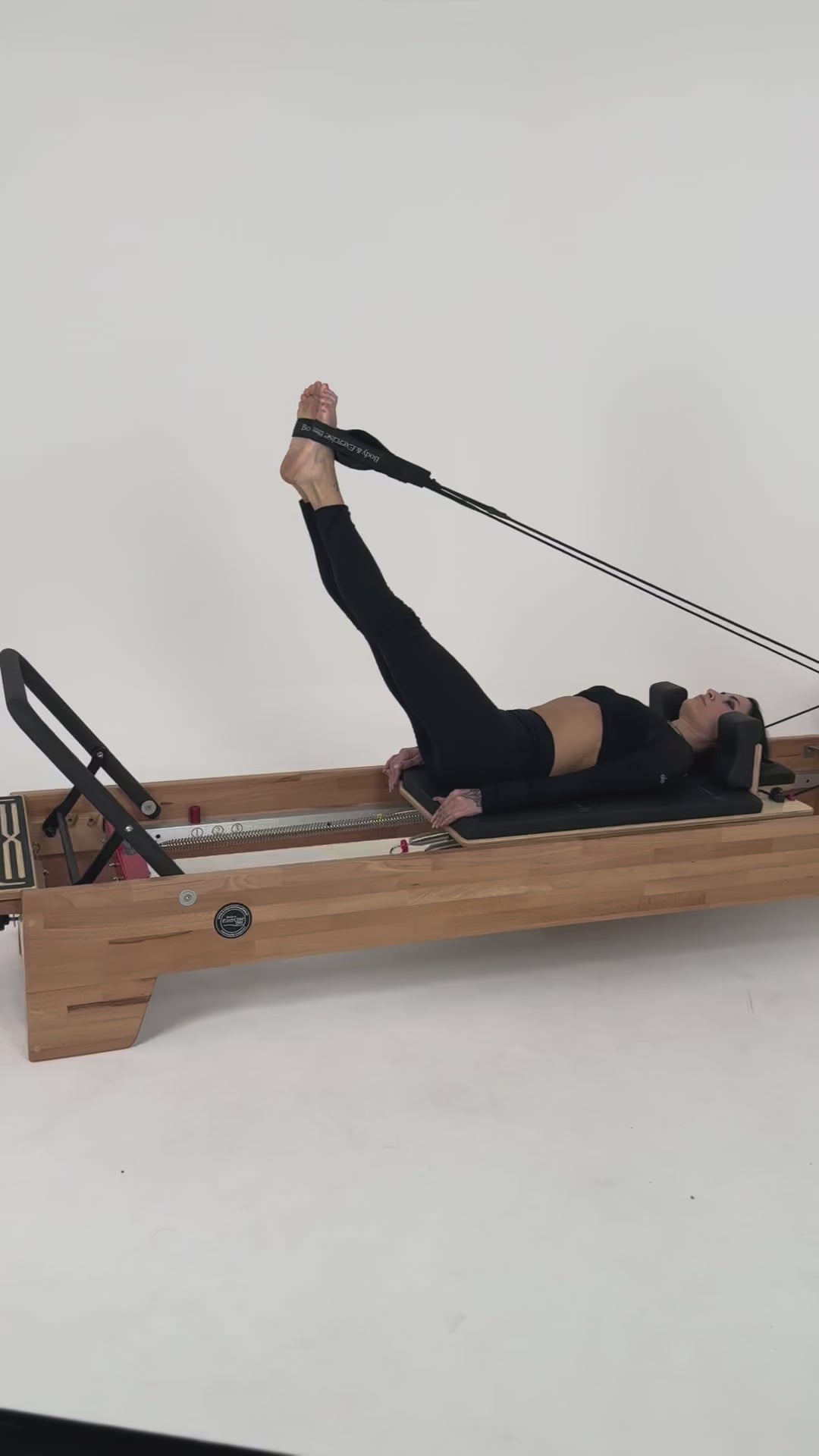 Body & Exercise Reformer Studio P001 aus Buchenholz – mit Tower nachrüstbar: 240 × 66 cm, 32 mm Massivholz, 5 Federn
