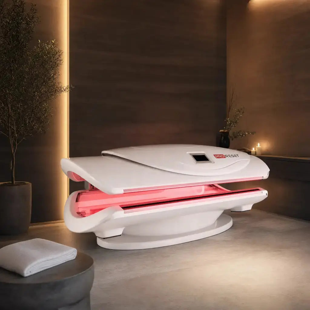 ProReset AuraLight Rotlichtbett, mit rotem Licht in einem dunklen Wellness-Raum