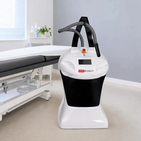 ProReset CryoPro Skin Kältegerät, in einer Praxis neben einer Behandlungsliege
