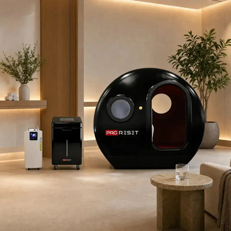ProReset Helios Hyperbare Lounge in Schwarz mit Modulen in einem hellen Wohnraum