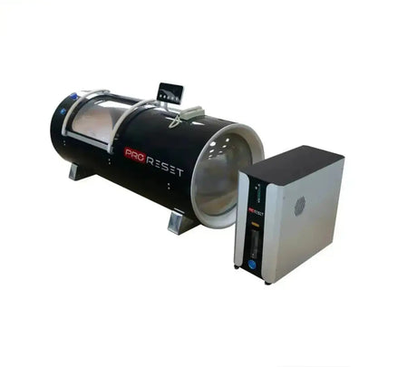 ProReset Orbit 1.5 ATA Hartschalen-Hyperbarkammer – Schrägansicht von oben mit Konzentrator daneben