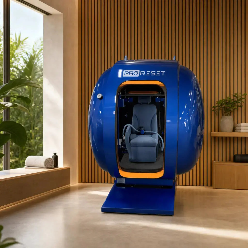 ProReset Petra Sitz-Hyperbarkammer in Blau in einem hellen Raum mit Holzwand und Pflanzen