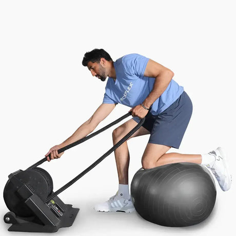 Ropeflex RX2000 Endlosseil-Bodengerät: Training kniend am Gymnastikball, freigestellt auf weißem Grund