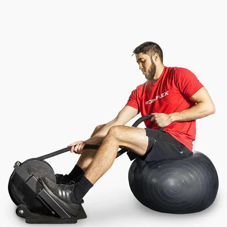 Ropeflex RX2000 Endlosseil-Bodengerät: Training im Sitzen auf dem Gymnastikball, freigestellt auf weißem Grund