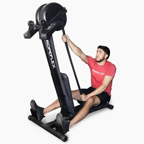 Ropeflex RX2300 Dual-Position-Seiltrainer, Mann zieht das Seil im Sitzen mit gestreckten Beinen