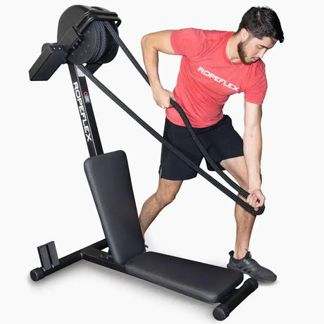 Ropeflex RX2300 Dual-Position-Seiltrainer, Mann zieht das Seil seitlich mit Rotation im Stehen