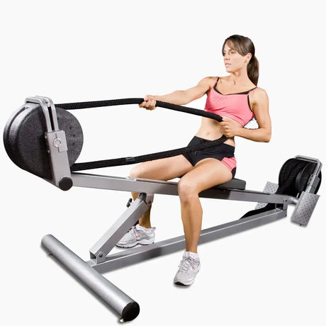 Ropeflex RX3300 Neigungs-Seiltrainer, Frau zieht das Seil, heller Hintergrund