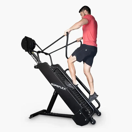 Ropeflex RX4400 Kletter-Seiltrainer, Schrägansicht von hinten mit Mann im roten Shirt auf den Stufen