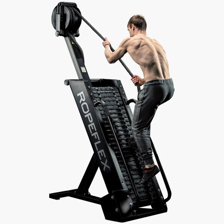 Ropeflex RX4400 Kletter-Seiltrainer mit Mann ohne Shirt beim Seilziehen, Seitenansicht auf Weiß