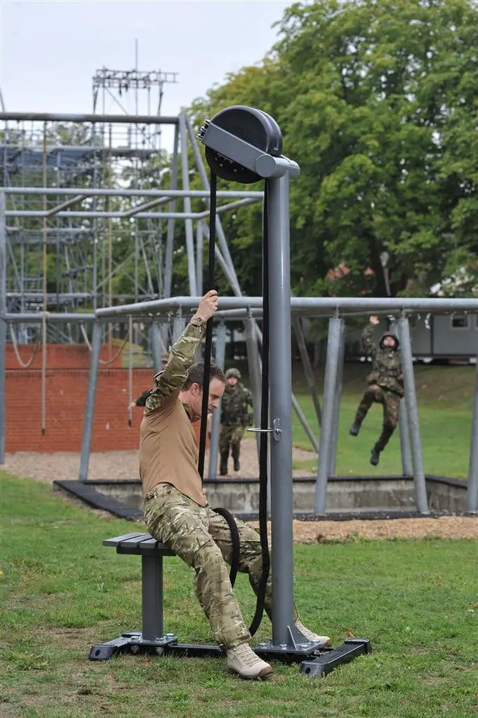 Ropeflex RX5500 Outdoor-Seiltrainer – Soldat trainiert am Seil, Seitenansicht vor Bäumen