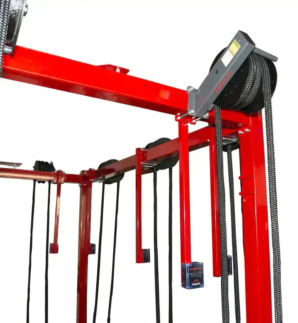 Ropeflex RX8100 Spartan Rig, Detail der Seilrolle oben am roten Rahmen