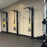 Ropeflex RX90 Trainingsturm mit Schlingentrainern an drei Türmen an einer hellen Wand