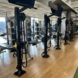Ropeflex RX90 Trainingsturm mehrfach nebeneinander vor Hantelablagen im Studio