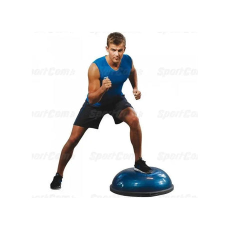 SportCom Balance-Trainer Halbkugel im Training: Mann steht mit einem Fuß auf der blauen Kuppel