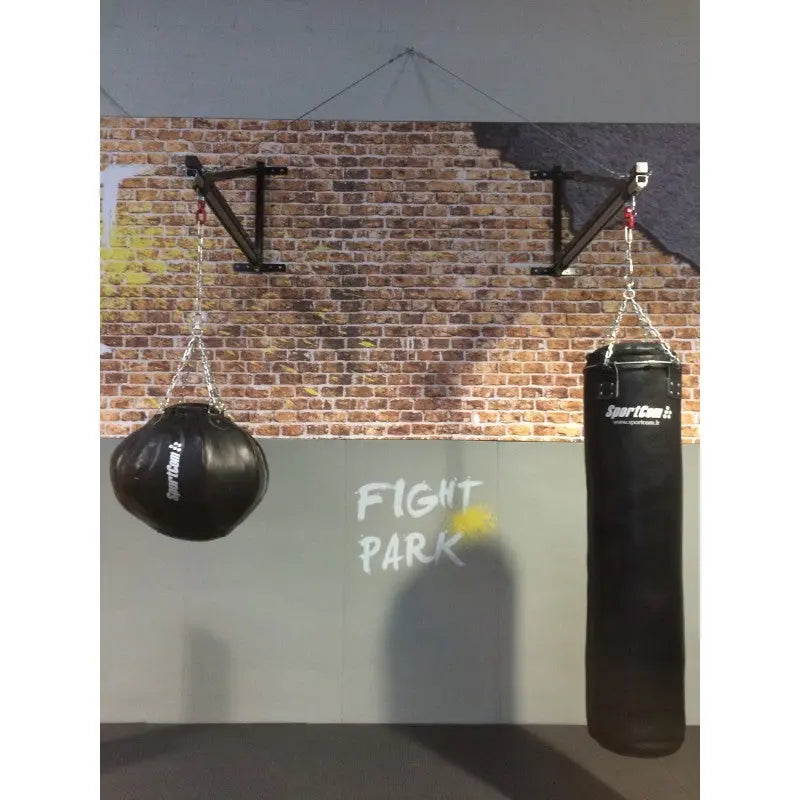 SportCom Birnenförmiger Uppercut-Sandsack Kunstleder an einem Wandarm vor Backsteinwand
