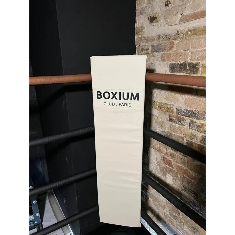 SportCom Boxring-Individualisierung: Detail eines weißen Eckpolsters mit aufgedrucktem Club-Namen