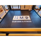 SportCom Boxring-Individualisierung: Detail des schwarzen Bodens mit Club-Logo und gelben Seilen