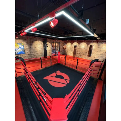 SportCom Boxring-Individualisierung: rot-schwarzer Ring mit großem Logo, Blick von oben auf den Ringboden
