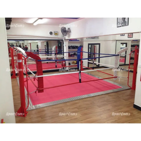 SportCom Ecofix Bodenmontage-Boxring mit Aluminiumrand, in einem Gym mit rotem Boden auf Parkett
