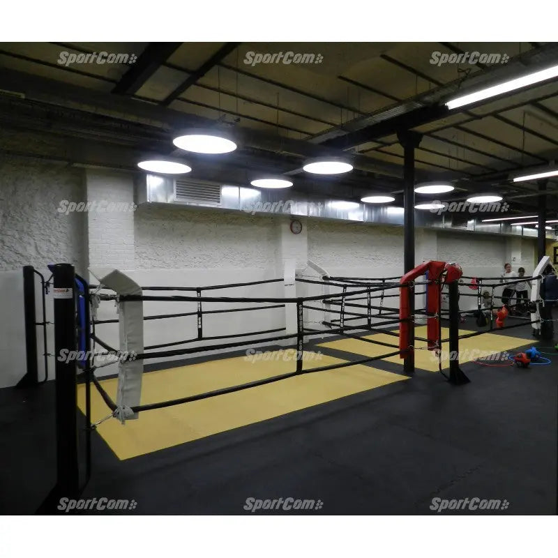 SportCom Ecofix Bodenmontage-Boxring auf gelber Mattenfläche in einem Boxstudio