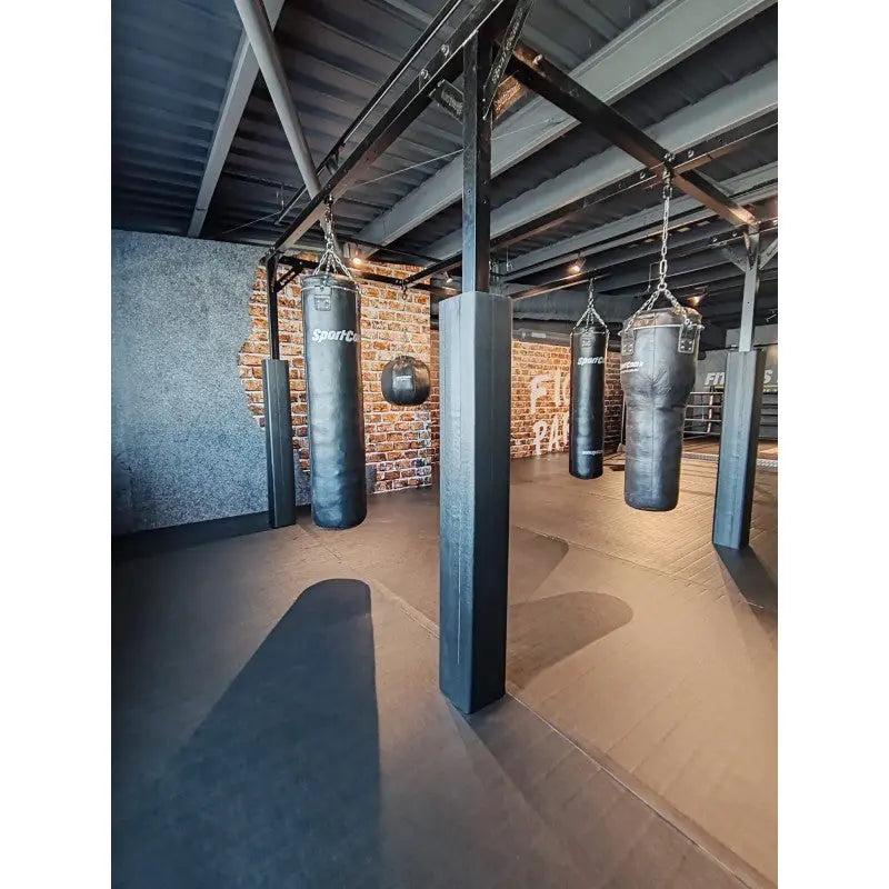 SportCom Flexi-Post Säulenpolster von Dollamur an Säulen eines Boxstudios mit Backsteinwand
