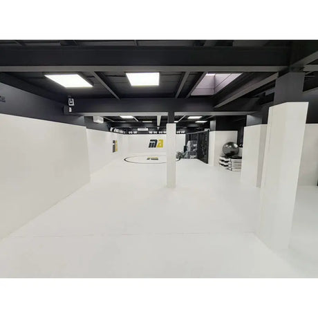 SportCom Flexi-Post Säulenpolster von Dollamur in Weiß an Säulen einer hellen Trainingshalle