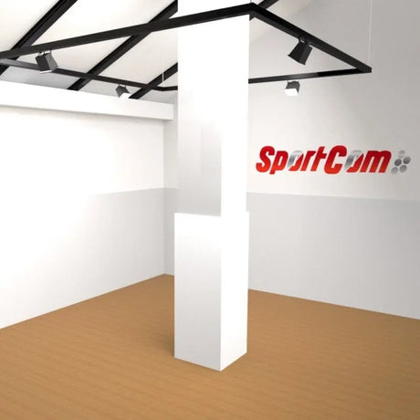 SportCom Flexi-Post Säulenpolster von Dollamur in Weiß um eine eckige Säule, Visualisierung im Trainingsraum
