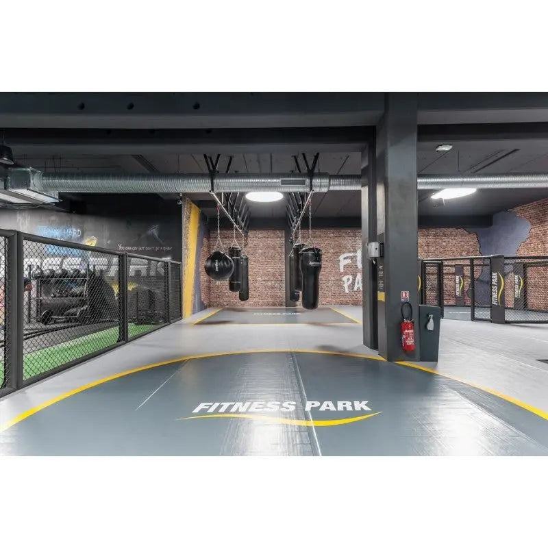 SportCom Flexi-Roll Individualisierung im Eingangsbereich eines Studios mit gelbem Bogen