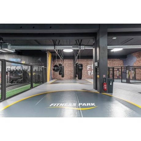 SportCom Flexi-Roll Individualisierung im Eingangsbereich eines Studios mit gelbem Bogen
