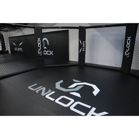 SportCom Flexi-Roll Individualisierung im Käfig mit großem weißem Logo auf schwarzer Matte